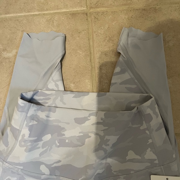 Lululemon Wunder Under HR Crop 23” Scalloped - Picture 7 of 12